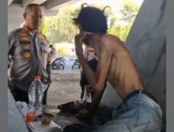 Selesai Sholat Dzuhur Kapolrestabes Makassar Kombes Pol. Dr. Mokhamad Ngajib S.I.K. M.H mendatangi Pria Tua Yang Sakit