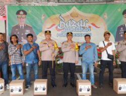 Polres Gowa Menyerahkan Parcel Lebaran Kepada Awak Media Dihalaman Polres Gowa