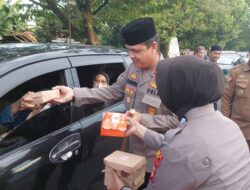 Kapolres Gowa dan Jajaran Kembali Bagikan Takjil Jelang Buka Puasa