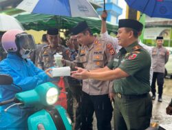 Polres Gowa Bersama Kodim 1409/Gowa Bagikan Takjil kepada Pengendara dan Warga di Barombong