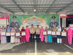 Kapolres Gowa dan Bhayangkari Bagikan Paket Lebaran kepada Warakawuri