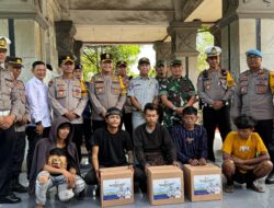 Kapolres Gowa Berbagi Paket Lebaran kepada Pengamen Jalanan di Perbatasan Gowa-Makassar