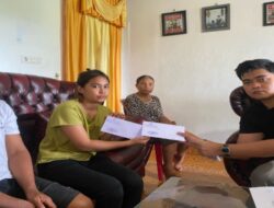 Kasat Reskrim Polres Palopo, AKP Saiyed Ahmad Aidit Bersama Personil Polres Palopo Menggelar Pertemuan Dengan Keluarga Korban Pembunuhan Feni Ere