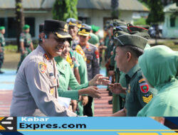 Kunjungan Silaturahmi ke Kodim 1409/Gowa, Kapolres Gowa Berikan Ucapan Selamat Kepada Personel yang Naik Pangkat