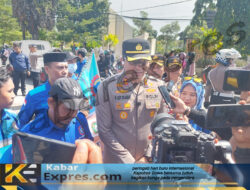 Peringati Hari Buruh Internasional, Kapolres Gowa Bersama Buruh Bagikan Bunga kepada Pengendara