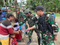 Satgas Yonif 751/VJS Anjangsana di Sekitar Pos Kotis Oksibil: Dekatkan TNI–Rakyat, Dukung Pendidikan Anak